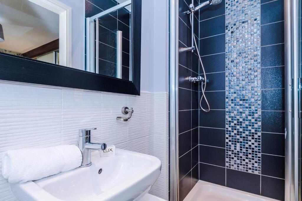 Stylish Townhouse Chester City Centre With Parking Luaran gambar